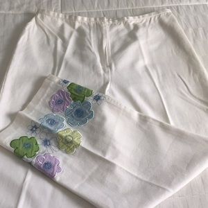 LOFT. White cropped pant with floral appliqué.